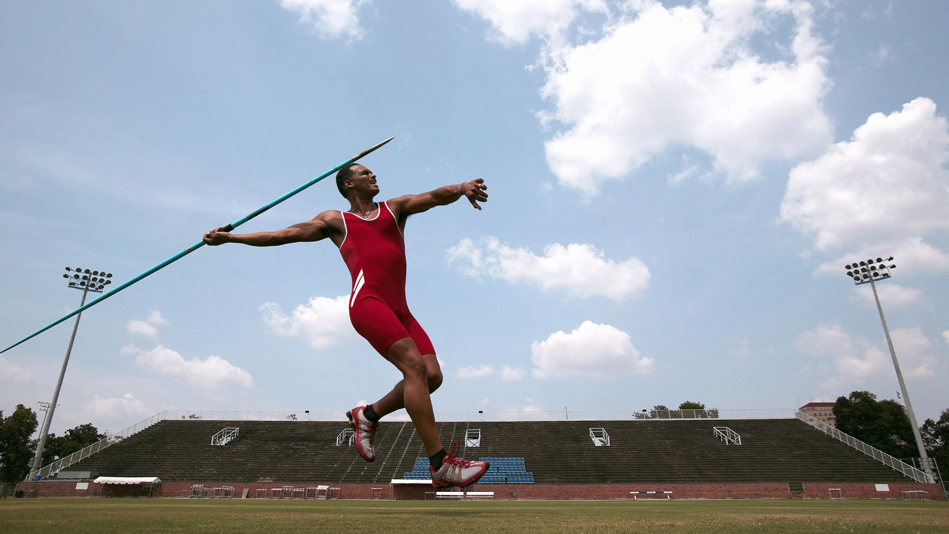 持续失利引发热议！内马尔在FPX比赛中出色防守赛场气氛高涨